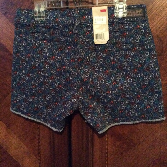 Women’s Levi Shorts - Picture 2 of 3
